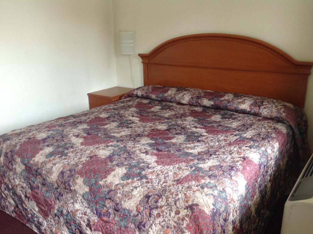 American Inn Mount Vernon Room photo